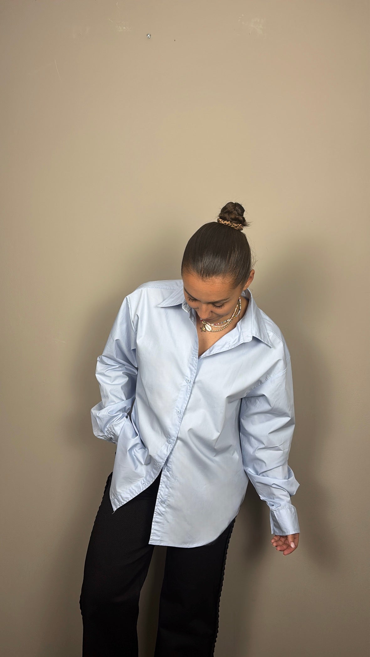 La chemise bleu clair