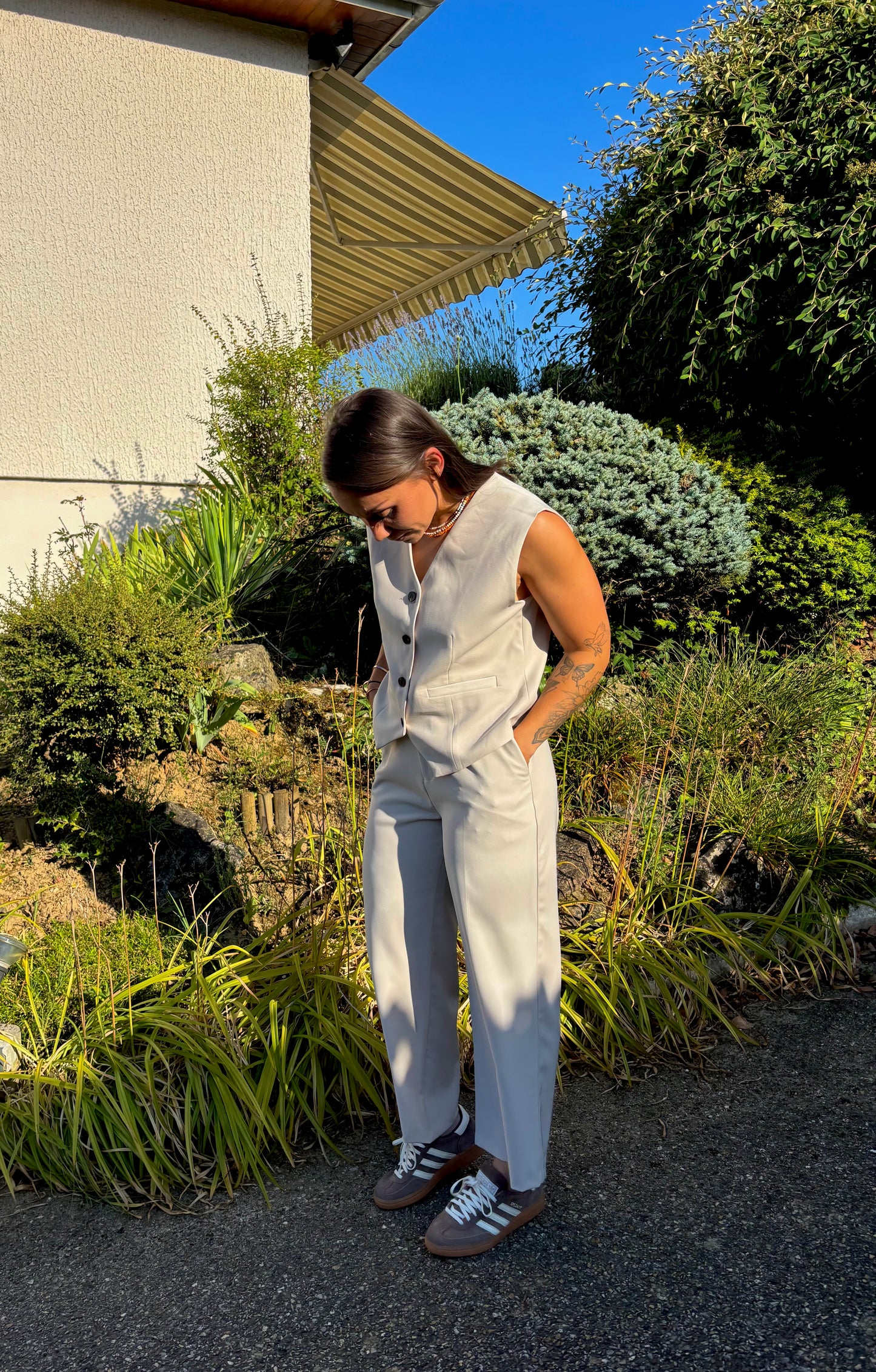 L'ensemble gilet et pantalon