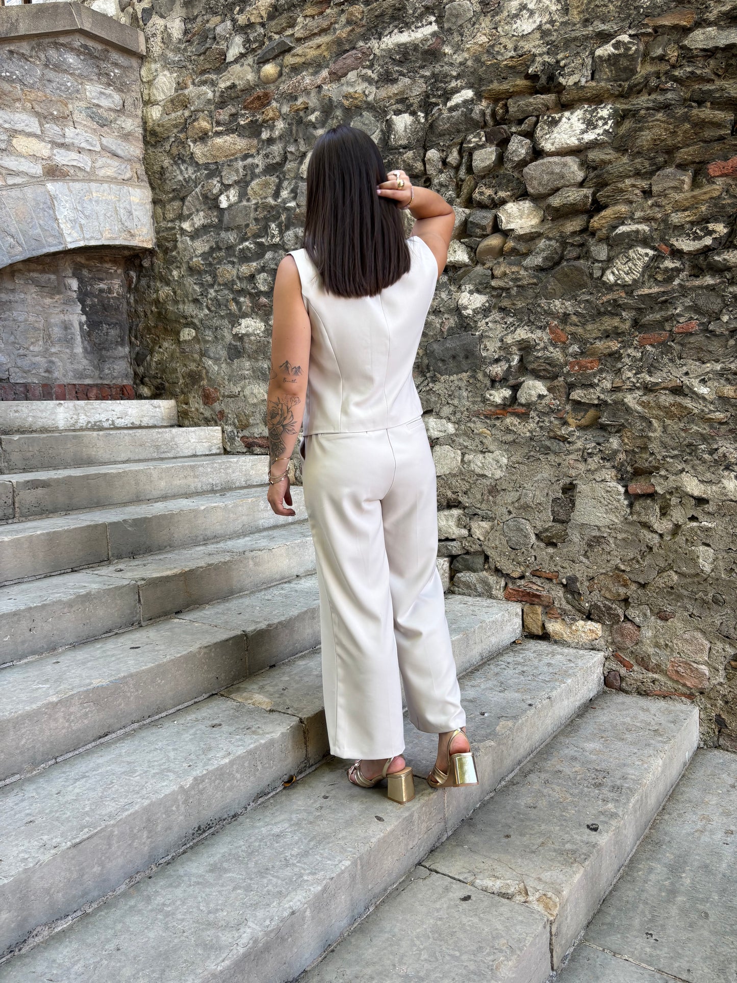 L'ensemble gilet et pantalon