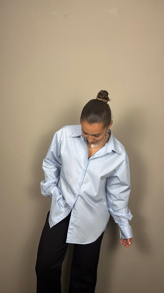 La chemise bleu clair